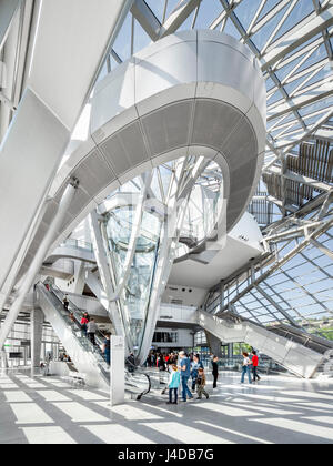 Innenansicht der Eingang mit der Schwerkraft gut, Treppe und Rolltreppe. Musée des Confluences, Lyon, Frankreich. Architekt: Coop Himmelb(l)au, 2014. Stockfoto