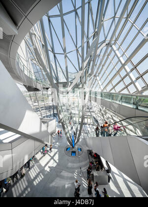 Erhöhten Innenansicht des Eingangs mit Schwerkraft gut und Rolltreppe. Musée des Confluences, Lyon, Frankreich. Architekt: Coop Himmelb (l) au, 2014. Stockfoto