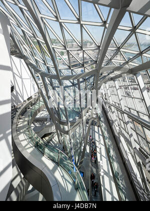 Erhöhten Innenansicht der Schwerkraft gut und die spiralförmige Rampe nach oben. Musée des Confluences, Lyon, Frankreich. Architekt: Coop Himmelb (l) au, 20 Stockfoto