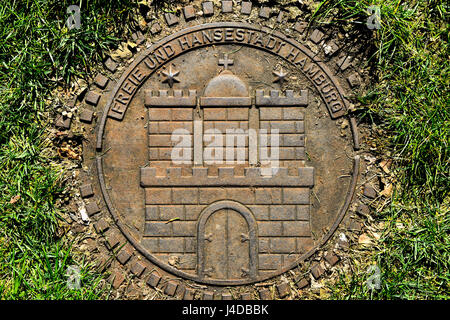 Hamburg-Wappen auf einem Gullideckel, Hamburg-Wappen Auf Einem Gullideckel Stockfoto