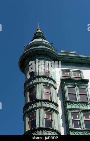 Architektonisches Detailansicht von Coppolas Kuppel, Columbus Tower (Sentinel) in North Beach San Francisco, ein Beaux-Arts Flatiron Gebäude mit Kupfer trim Stockfoto