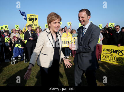SNP Führer Nicola Sturgeon und North East Fife Kandidaten Stephen Gethins auf Wahlkampftour mit Anhängern der Partei in Leven, Fife. Stockfoto