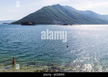 Die zwei Inseln vor der Küste von Perast in der Bucht von Kotor – St George und Our Lady of the Rocks.  Beide Haus hübsche Kapellen aber unsere Liebe Frau von der Stockfoto