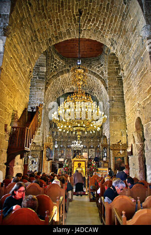 Im Inneren der Kirche des Heiligen Lazarus ("Agios Lazaros") im alten Teil der Stadt Larnaka, Zypern Stockfoto