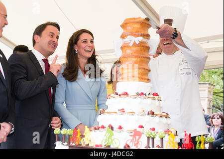 Die Herzogin von Cambridge und Xavier Bettel, Premierminister von Luxemburg betrachten einen Kuchen mit einem Rad Design während der Tour einer Fahrrad unter dem Motto Festivals in Place de Clairefontaine Luxemburg während eines Tages der Besuche in Luxemburg, wo sie Gedenkfeiern anlässlich des 150. Jubiläums besucht, 1867 Vertrag von London, die Unabhängigkeit und Neutralität des Landes bestätigt. Stockfoto