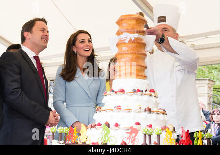 Die Herzogin von Cambridge und Xavier Bettel, Premierminister von Luxemburg betrachten einen Kuchen mit einem Rad Design während der Tour einer Fahrrad unter dem Motto Festivals in Place de Clairefontaine Luxemburg während eines Tages der Besuche in Luxemburg, wo sie Gedenkfeiern anlässlich des 150. Jubiläums besucht, 1867 Vertrag von London, die Unabhängigkeit und Neutralität des Landes bestätigt. Stockfoto