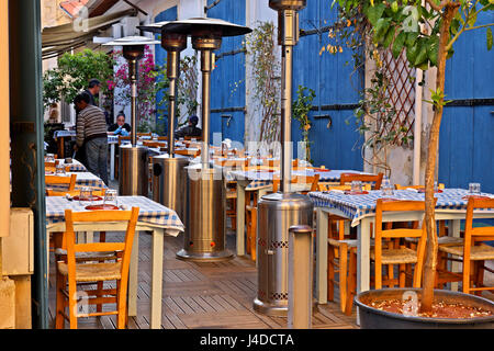 Traditionelle Taverne in "Laiki Geitonia', der alte Teil von Larnaca, Zypern Insel. Stockfoto