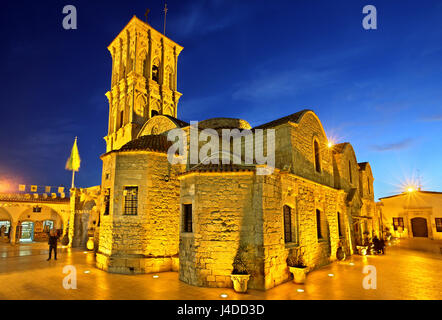 Nachtansicht der Kirche des Heiligen Lazarus ("Agios Lazaros") im alten Teil der Stadt Larnaka, Zypern Stockfoto