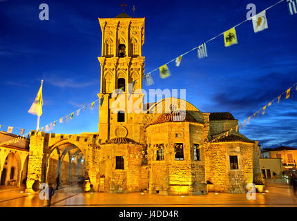 Nachtansicht der Kirche des Heiligen Lazarus ("Agios Lazaros") im alten Teil der Stadt Larnaka, Zypern Stockfoto