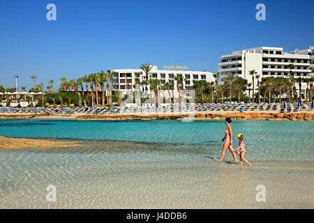 Berühmten Nissi Beach, in der Nähe von Agia Napa, Bezirk Ammochostos (Famagusta), Zypern. Stockfoto