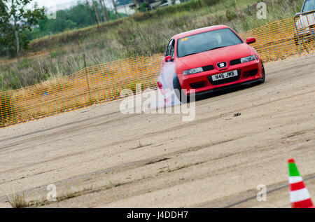 Caia, Portugal - 30. April 2017: Unbekannter Fahrer beteiligt sich an einer treibenden Demonstration im Drift GAnrD Prix Caia Contest. Stockfoto