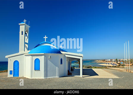 Agia Thekla Kirche, in der Nähe von Ayia Napa, Zypern Ammochostos (Famagusta) Bezirk. Im Hintergrund sehen Sie Ayia Thekla Strand. Stockfoto