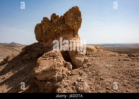 Felsformation vor einem hellblauen Himmel in der Nähe des Wadi Dayqah Dam, Oman, hebt die beeindruckende natürliche Landschaft der Hajar Berge hervor Stockfoto