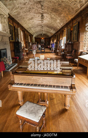 Die lange Galerie Bibliothek, Lanhydrock, Bodmin, Cornwall. Stockfoto