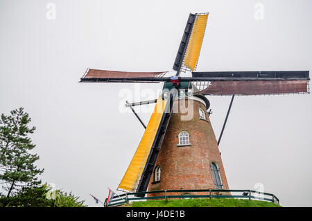 Sehen Sie sich auf hölzerne Windmühle von Brügge in Belgien Stockfoto