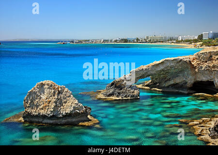 Felsigen naturale (bekannt als die "Bridge of Love" im Cavo Greco, ganz in der Nähe von Agia Napa, Zypern Bezirk Ammochostos (Famagusta) Stockfoto