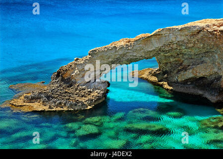 Felsigen naturale (bekannt als die "Bridge of Love" im Cavo Greco, ganz in der Nähe von Agia Napa, Zypern Bezirk Ammochostos (Famagusta) Stockfoto