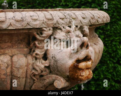 Wasserspeier an Brunnen im Garten Stockfoto