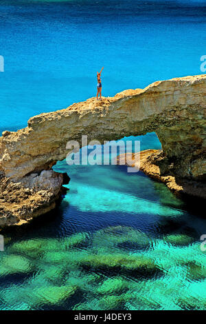 Felsigen naturale (bekannt als die "Bridge of Love" im Cavo Greco, ganz in der Nähe von Agia Napa, Zypern Bezirk Ammochostos (Famagusta) Stockfoto