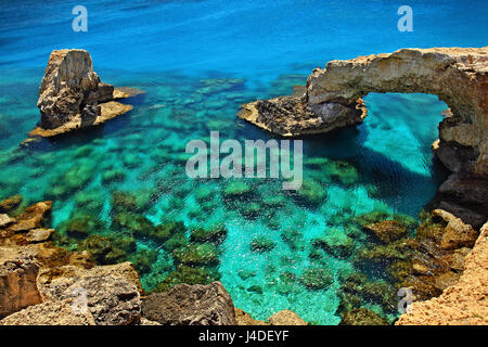 Felsigen naturale (bekannt als die "Bridge of Love" im Cavo Greco, ganz in der Nähe von Agia Napa, Zypern Bezirk Ammochostos (Famagusta) Stockfoto