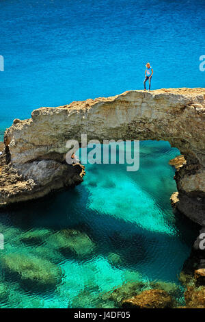 Felsigen naturale (bekannt als die "Bridge of Love" im Cavo Greco, ganz in der Nähe von Agia Napa, Zypern Bezirk Ammochostos (Famagusta) Stockfoto