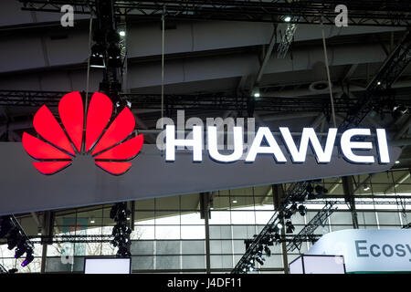 Huawei-Firmen-Logo an der Wand. Huawei Technologies Co. ist ein chinesisches multinationale Vernetzung und Telekommunikation Ausrüstung und Dienstleistungen Unternehmen Stockfoto