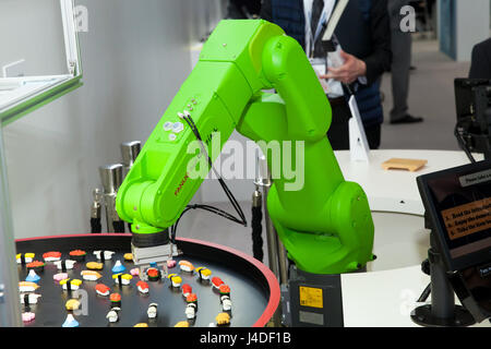 Industrieroboter FANUC hand auf Ausstellung 2017 Cebit in Hannover Messe, Deutschland Stockfoto