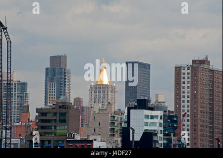 Das vergoldete Dach des Gebäudes New York Life Insurance sticht in die Skyline von Manhattan. Das denkmalgeschützte Hochhaus wurde von Cass Gilbert entworfen. Stockfoto