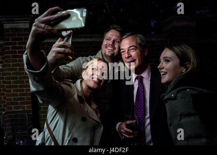 Ehemaliger Ukip Führer Nigel Farage nimmt ein Selbstporträt mit Anhänger bei der Vorstellung des neuen Buches des Bill Etheridge, setzen große zurück nach Großbritannien. Stockfoto