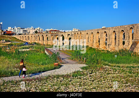 Kamares Aquädukt, der auch als Bekir Pasha Aquädukt genannt, ist eine alte Aquädukt in Larnaca, Zypern Insel. Stockfoto