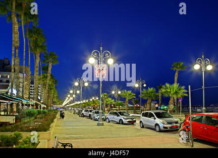 Athenon Avenue (besser bekannt als "Foinikoudes") der berühmten Straße von Larnaca, Zypern. Stockfoto