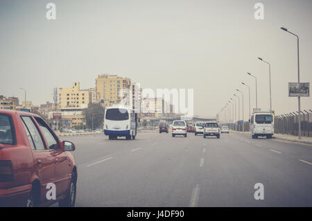 Kairo, Ägypten, 6. Mai 2017: Blick auf Autobahn-Verkehr in Kairo Ismaileya Wüstenstraße Stockfoto