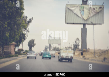 Kairo, Ägypten, 6. Mai 2017: Blick auf Autobahn-Verkehr in Kairo Ismaileya Wüstenstraße Stockfoto