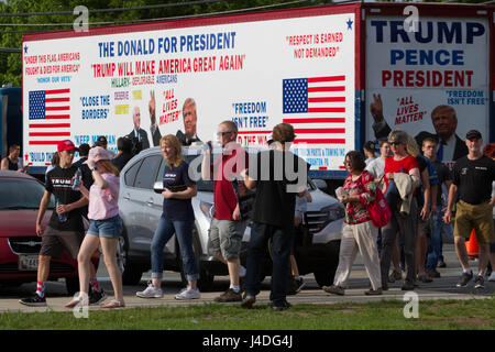 Anhänger von Präsident Donald Trump warten in der Schlange geben eine Kundgebung in Harrisburg, PA zum Gedenken an seinem 100. Tag im Büro, Samstag, 29 April statt, Stockfoto