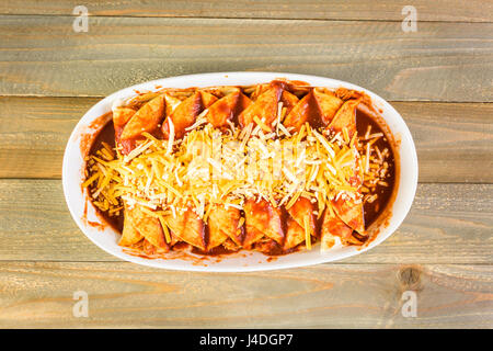 Hausgemachte Chicken Enchiladas in eine weiße Auflaufform geben. Stockfoto