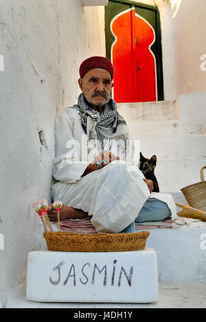 SIDI BOU SAID, Tunesien 6. Oktober 2009: Jasmin Verkäufer in Tür, Sidi Bou Said, Tunesien, Nordafrika, Afrika Stockfoto