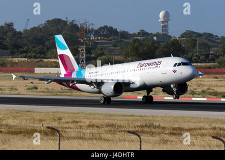 Eurowings Airbus [D-ABNE] A320-214 Landebahn 31. Ex-Air Berlin Flugzeuge. Stockfoto