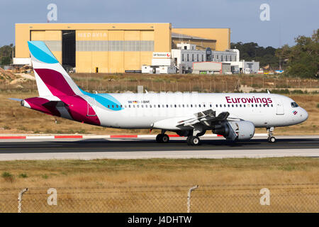 Eurowings Airbus [D-ABNE] A320-214 Landebahn 31. Ex-Air Berlin Flugzeuge. Stockfoto