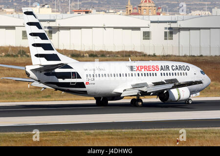 Express Air Cargo Boeing 737-330(QC) [TC-ISA] Landebahn 31, Frachtflüge aus Tunesien nach Malta in Betrieb. Stockfoto