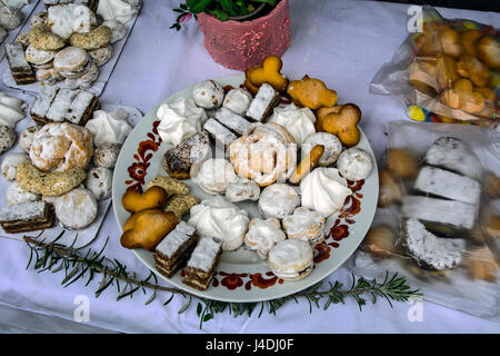 Kleine Kuchen und auf dem Tisch für die Verkostung und Verkauf ausgesetzt. Stockfoto