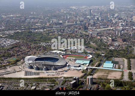 Luftaufnahme von Manchester City FC Etihad Stadium mit Stadtzentrum im Hintergrund Stockfoto