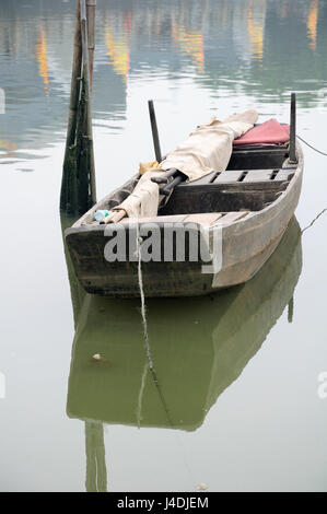 Wohnhäuser säumen einen Wasserkanal innerhalb der antike Hafen Huangpu landschaftlich reizvollen Gegend in der Stadt Guangzhou China in der Provinz Guangdong auf eine Kapa- Stockfoto