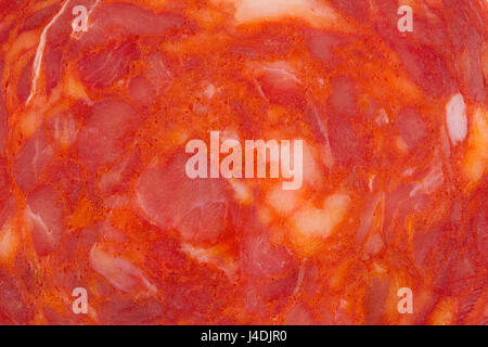 Ansicht von oben Makro Detail Schweinefleisch Chorizo Salami Wurst Scheibe Textur Stockfoto