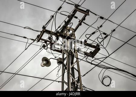 Utility Strommast Drähte zu unterstützen Stockfoto