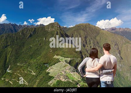 Junges Paar sucht in Machu Picchu Anzeigen von hinten an sonnigen Tag Stockfoto