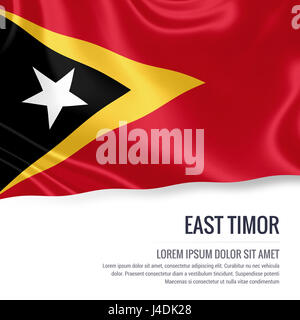 Seidige Flagge von Ost-Timor winken auf einem isolierten weißen Hintergrund mit dem weißen Textbereich für Ihre Anzeige Nachricht. 3D-Rendering. Stockfoto