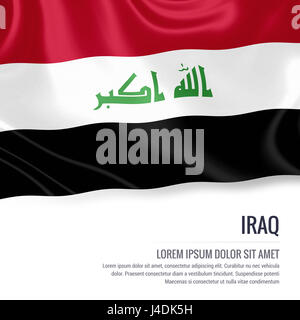 Seidige Flagge des Irak auf einer isolierten weißen Hintergrund mit dem weißen Textbereich für Ihre Anzeige Nachricht winken. 3D-Rendering. Stockfoto