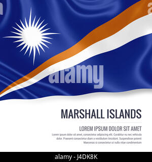 Seidige Flagge der Marshall Islands winken auf einem isolierten weißen Hintergrund mit dem weißen Textbereich für Ihre Anzeige Nachricht. 3D-Rendering. Stockfoto