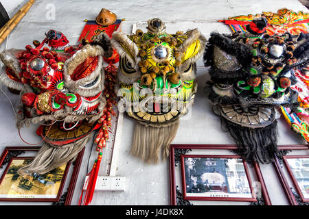 April 2017. Guangzhou, China. Drachen-Köpfe hängen an der Wand im Hause Clan in Liwan Park. Stockfoto