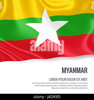 Seidige Flagge von Myanmar winken auf einem isolierten weißen Hintergrund mit dem weißen Textbereich für Ihre Anzeige Nachricht. 3D-Rendering. Stockfoto